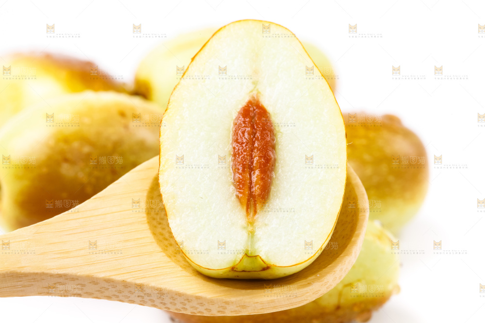 勺子上放着枣子