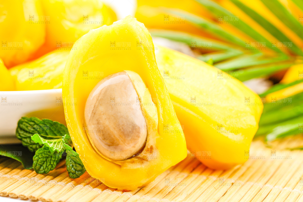 竹底上放着新鲜菠萝蜜