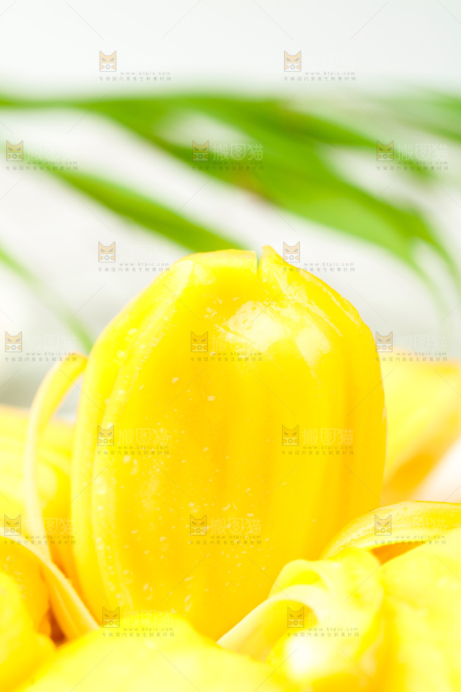 浅底上放着海南菠萝蜜