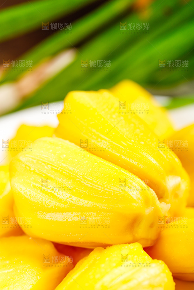 深底上放着新鲜菠萝蜜