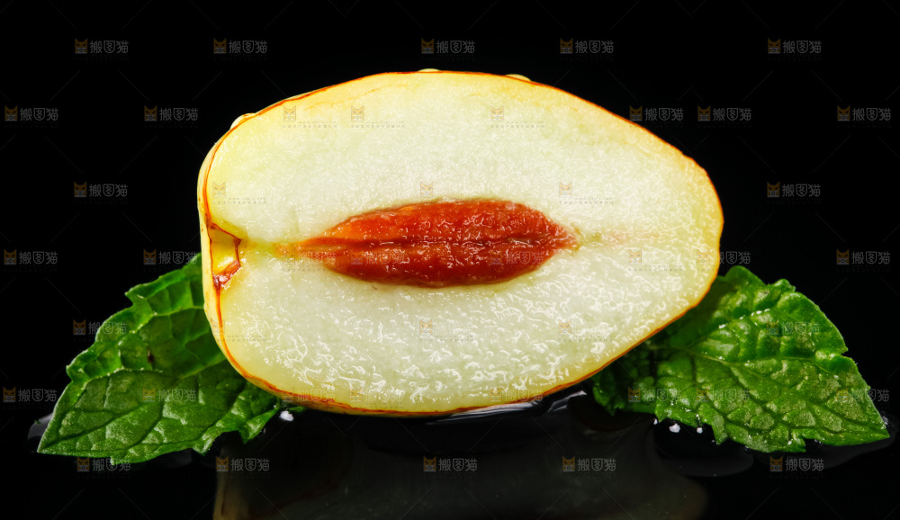 黑底上放着脆枣