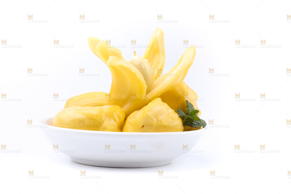 碟子里放着黄肉菠萝蜜