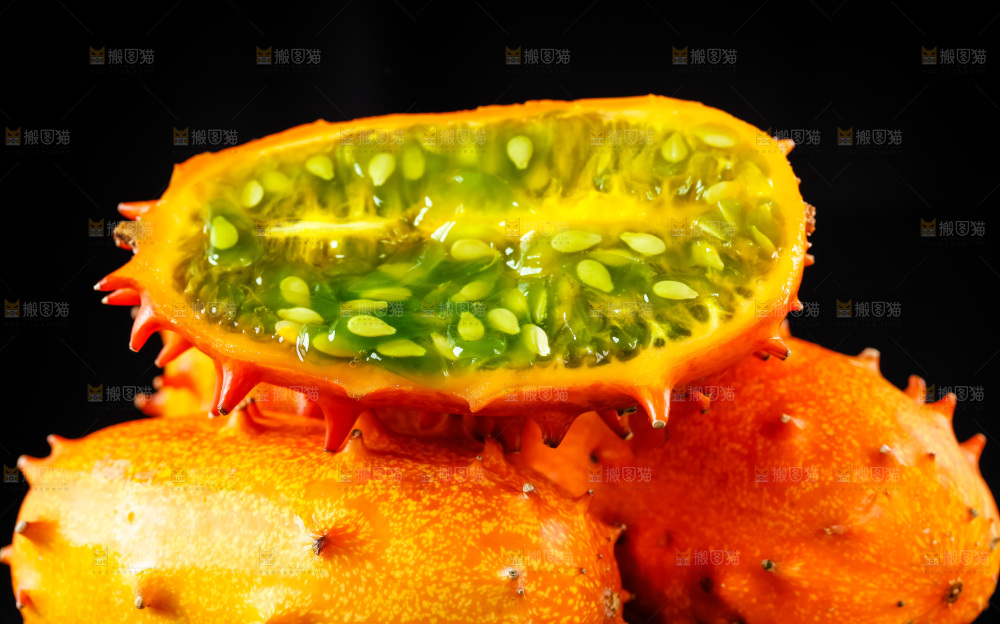 深底上摆放着新鲜火参果