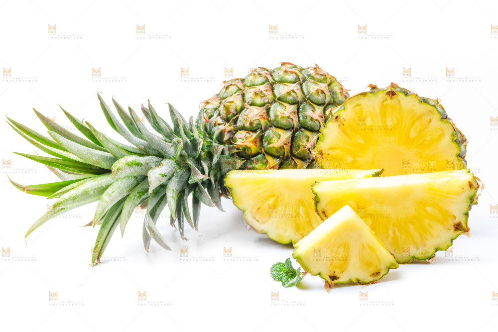 白底上放着凤梨