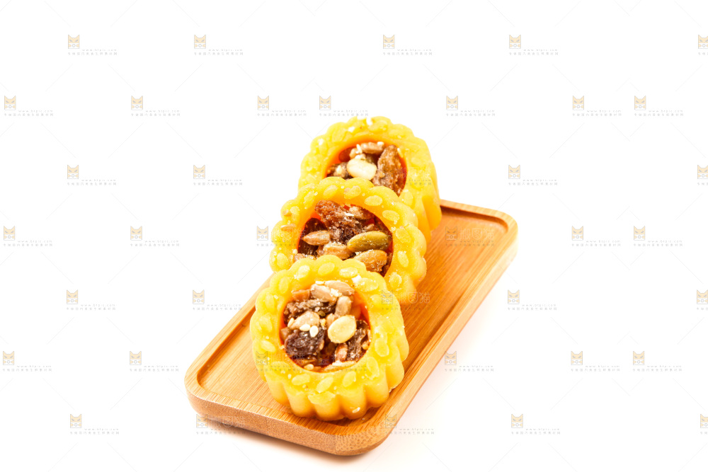 盘子里装着月饼