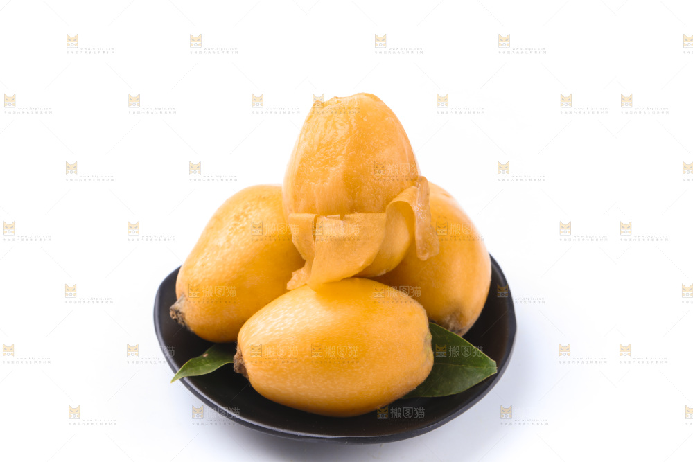 白底上放着新鲜枇杷