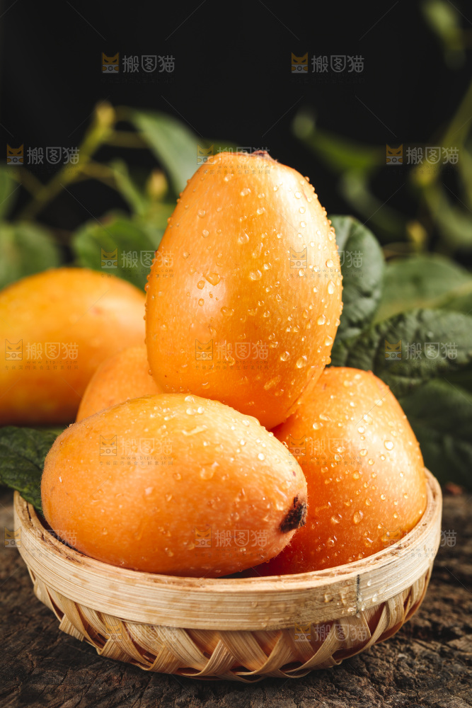 篮子里装着新鲜枇杷