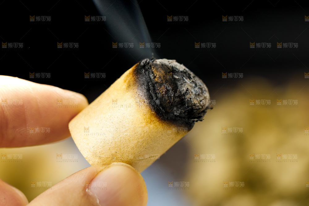 手里拿着艾条