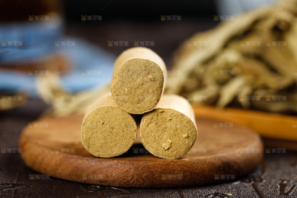 木底上放着艾条