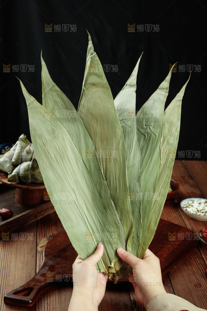 手里拿着粽子叶