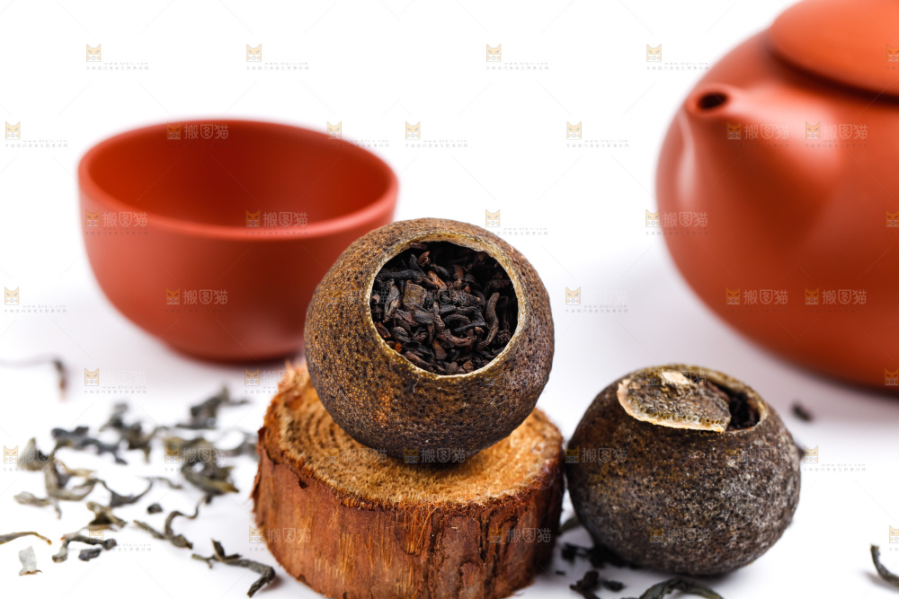 白底上摆放着小青柑普洱茶
