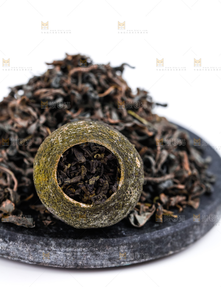 碟子里装着小青柑普洱茶