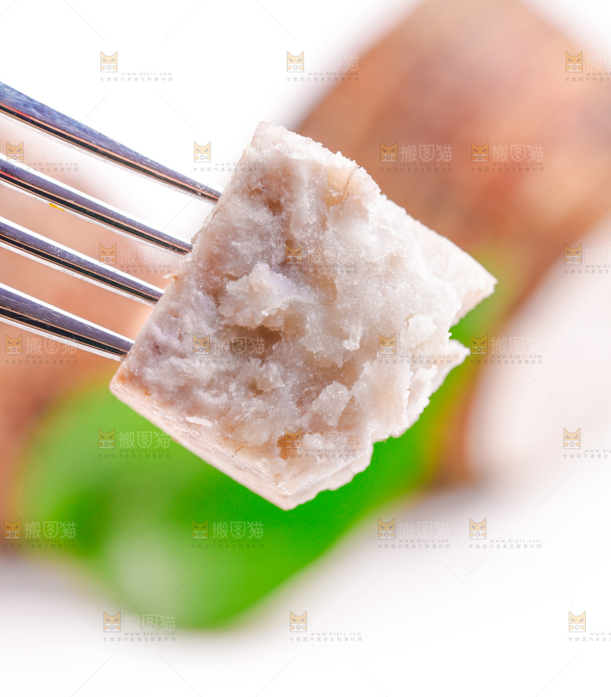 叉子叉着一块荔浦芋头果肉