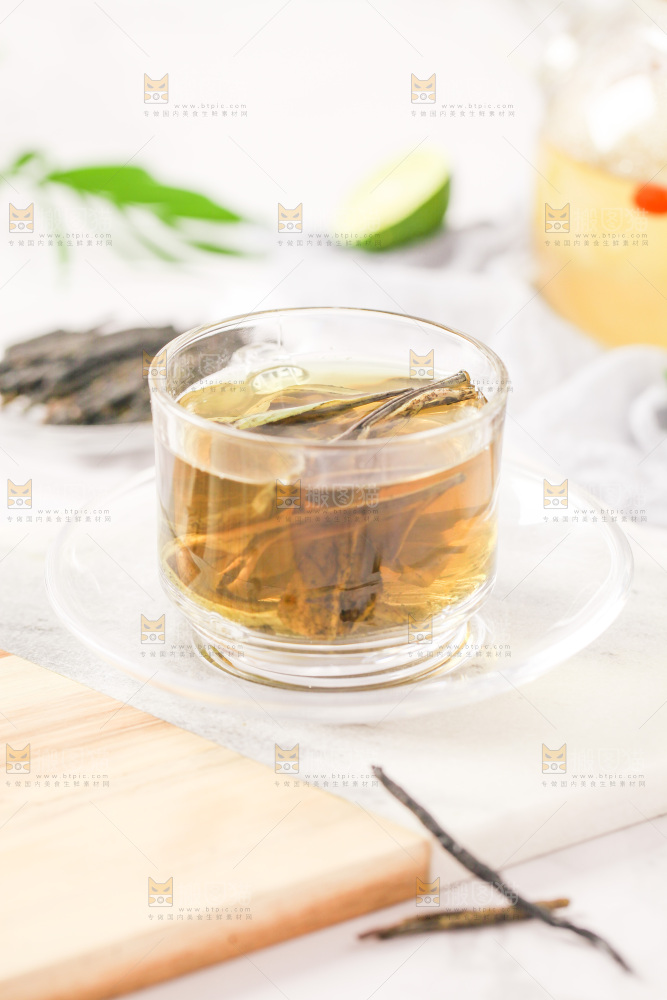 白底上放着一杯苦丁茶