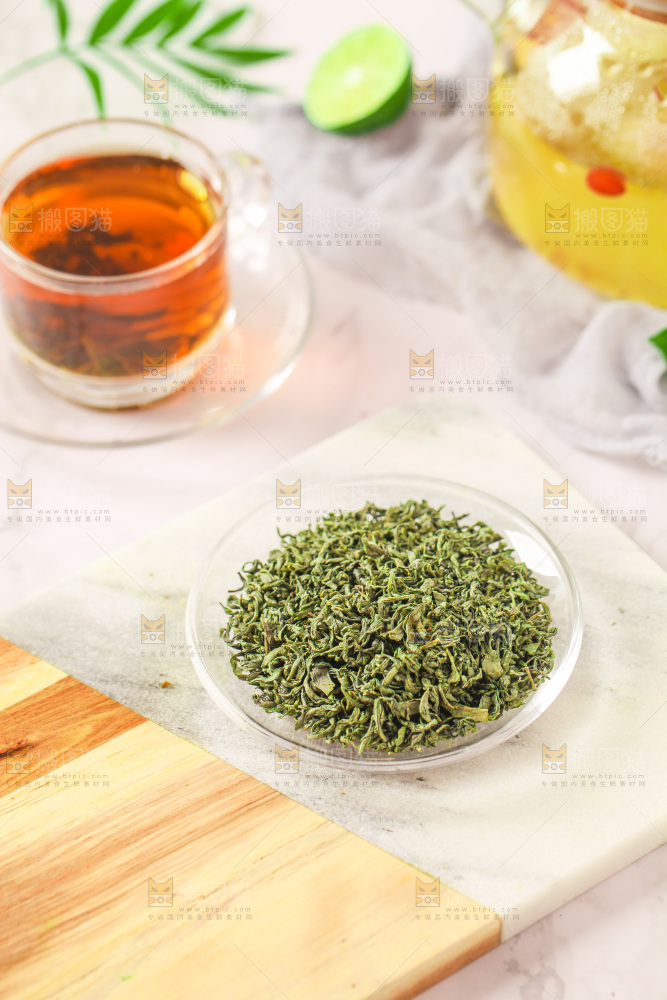 桌上放着一盘绿茶