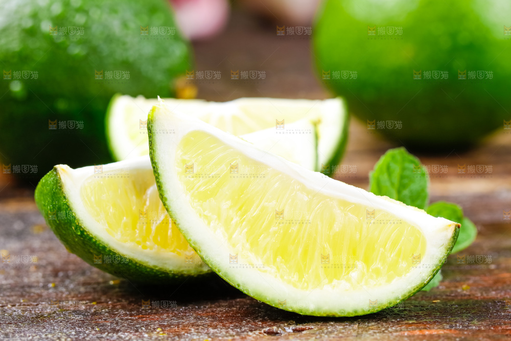 木底上放着小块香水柠檬