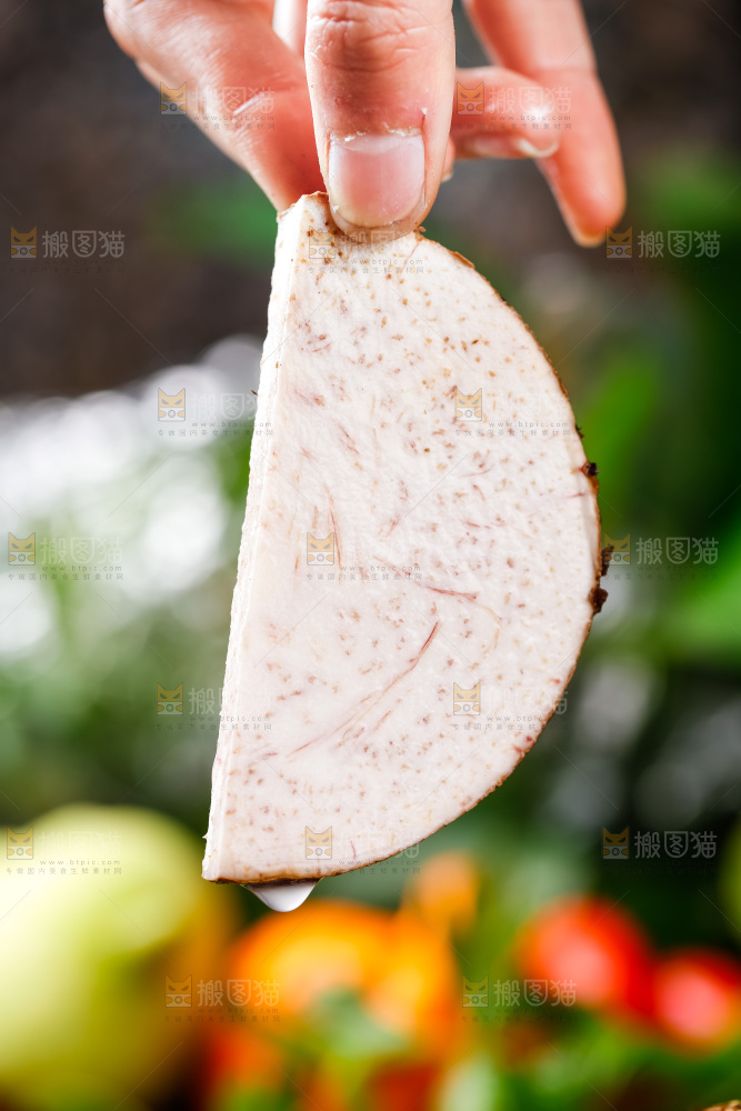 手上拿着槟榔芋切片