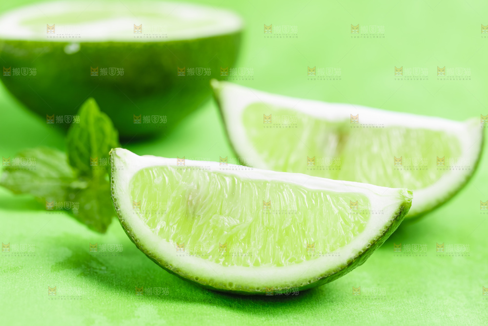 绿底上放着新鲜青柠檬切块