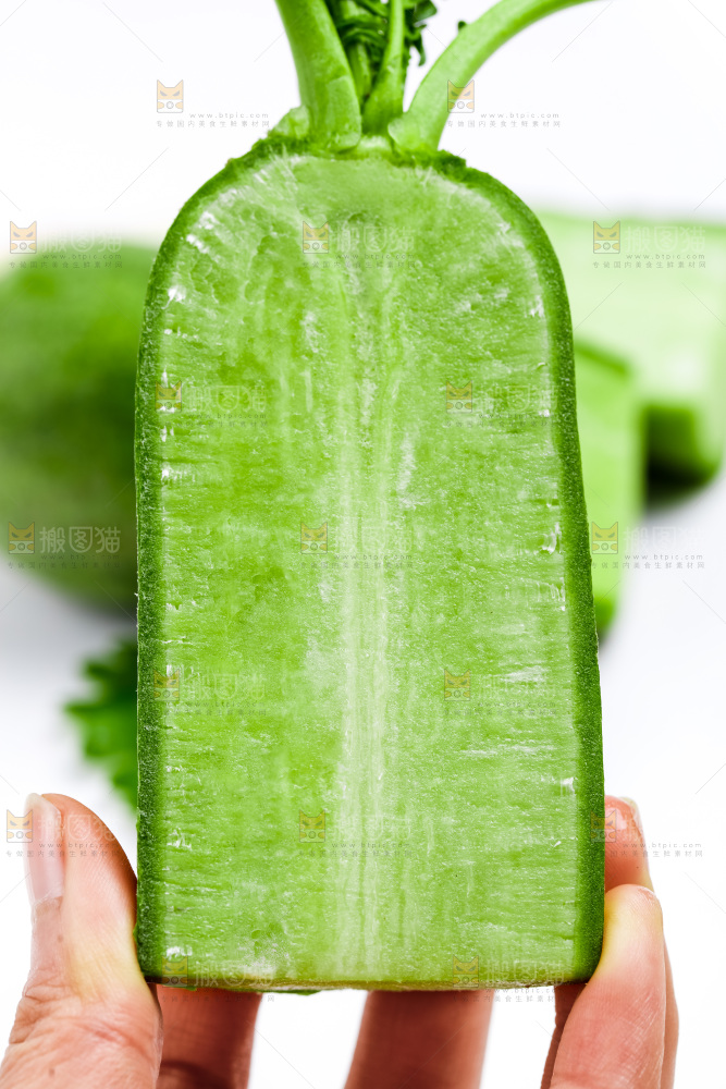 手上拿着切开的水果萝卜