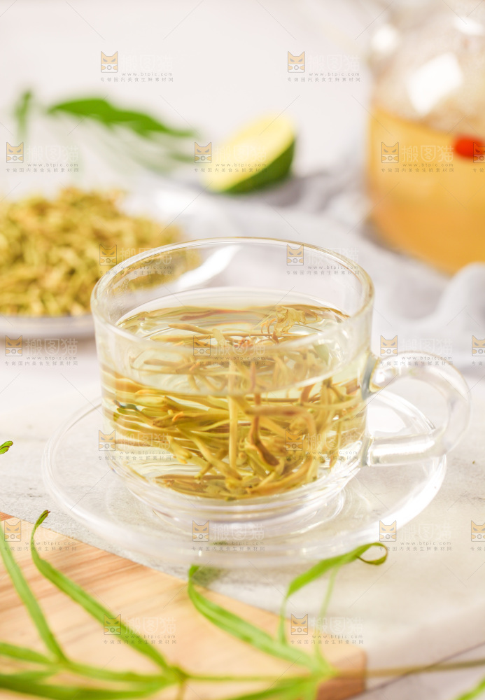 白底上放着一杯金银花茶