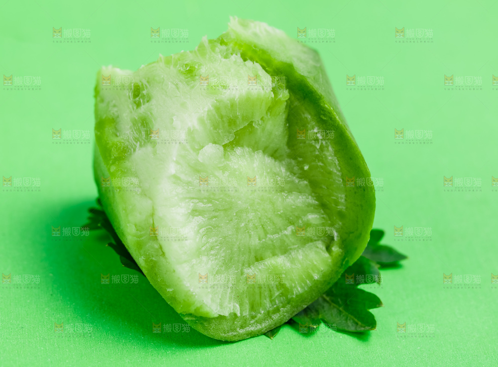 绿底上放着切开的青萝卜