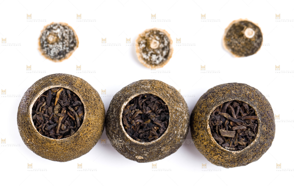 白底上摆放着茶叶