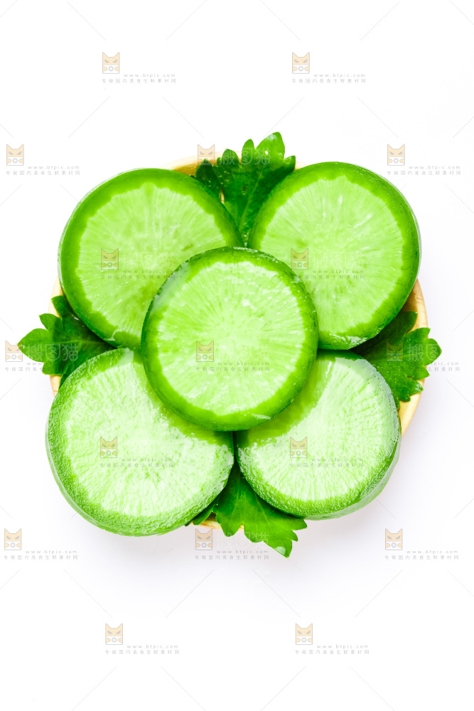 白底上放着一盘水果萝卜