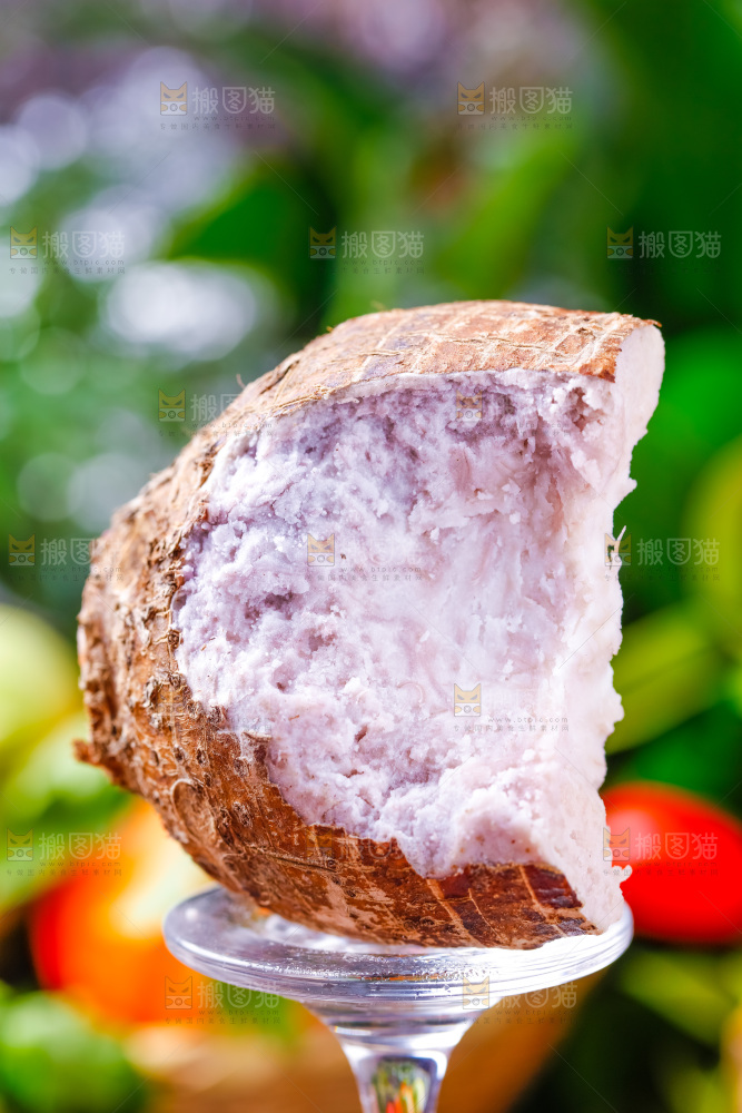 高脚杯底座上放着一块芋头