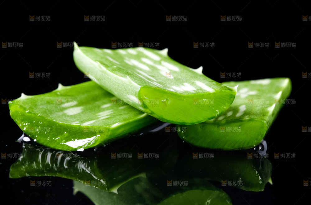 黑底上放着切开的新鲜芦荟