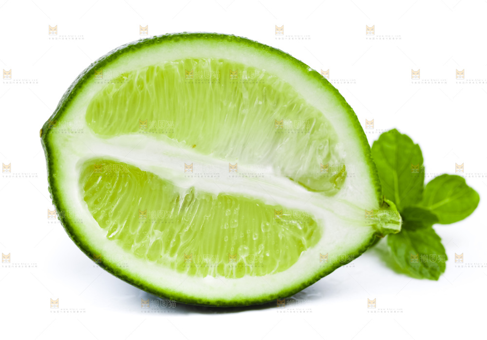 白底上放着一个切半的青柠檬