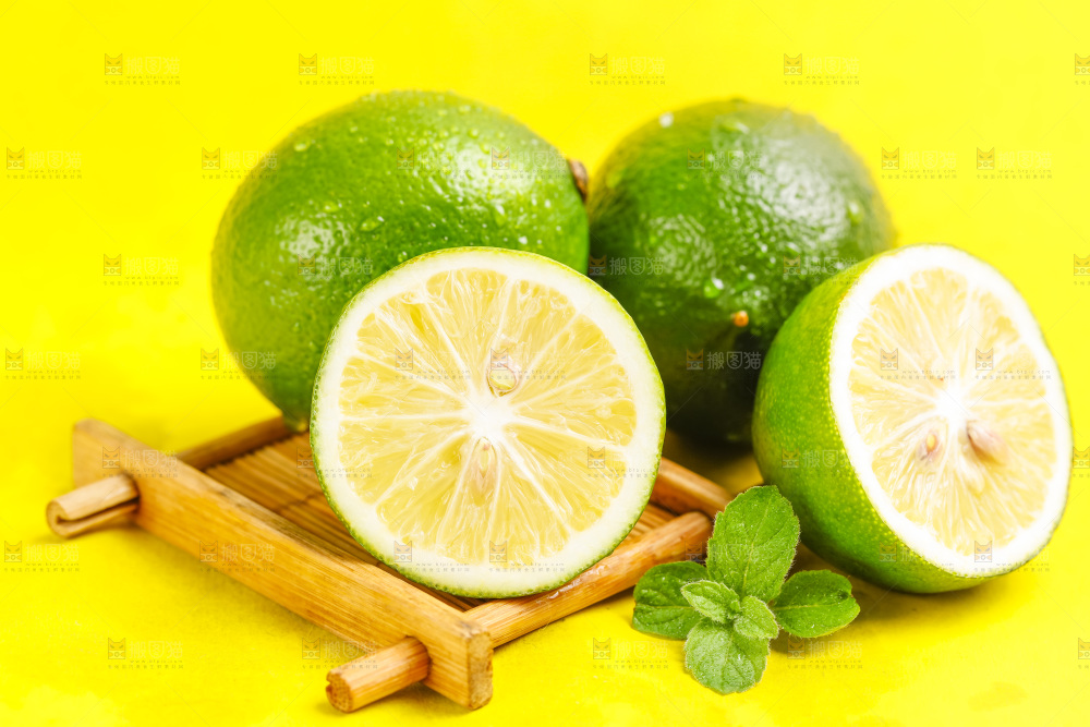 黄底上放着青柠檬