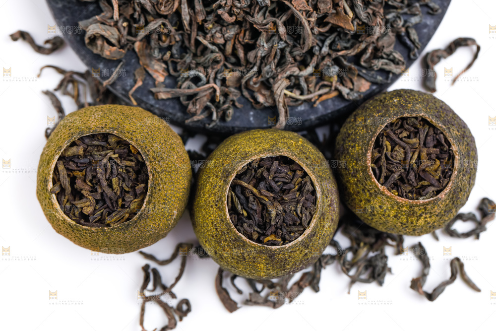 白底上摆放着小青柑普洱茶