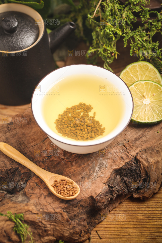 木底上一杯苦荞麦茶