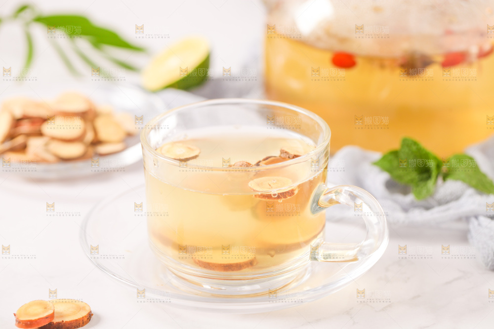 白底上的甘草片泡水