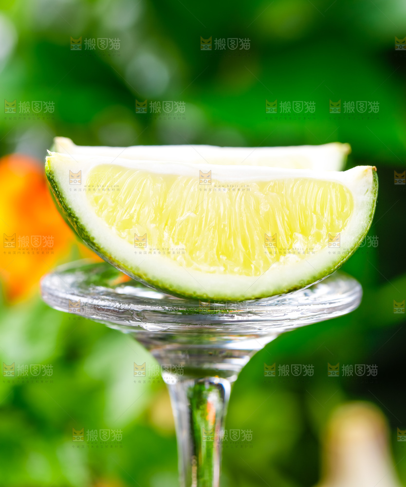 高脚杯底座上放着一小块香水柠檬