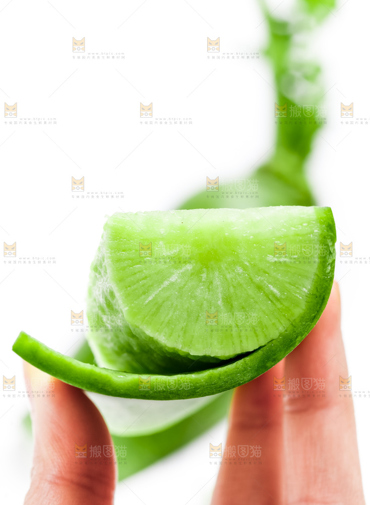手上拿着削开皮的水果萝卜