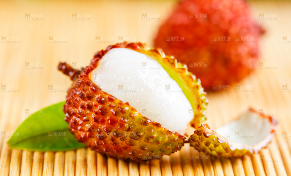 竹底上放着妃子笑荔枝