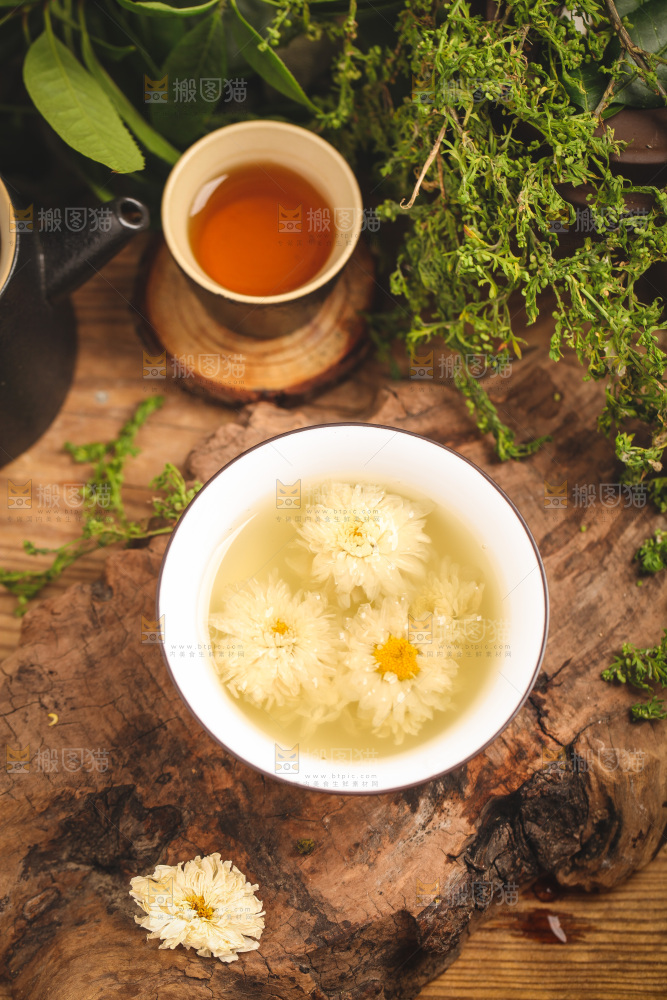 木底上放着一杯杭白菊花茶