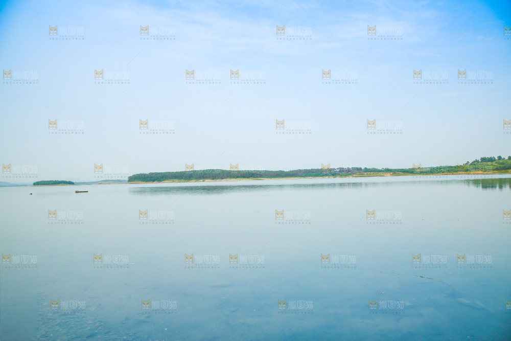 清澈的湖水