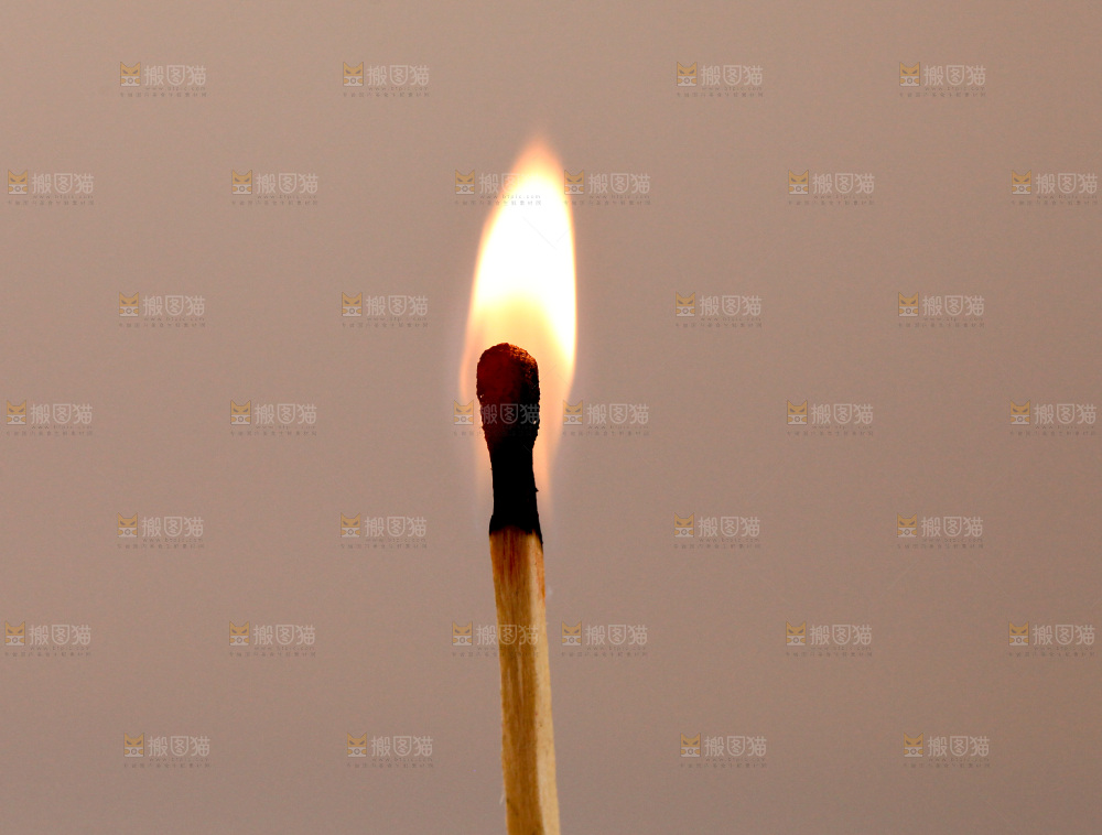 手拿点亮的火柴