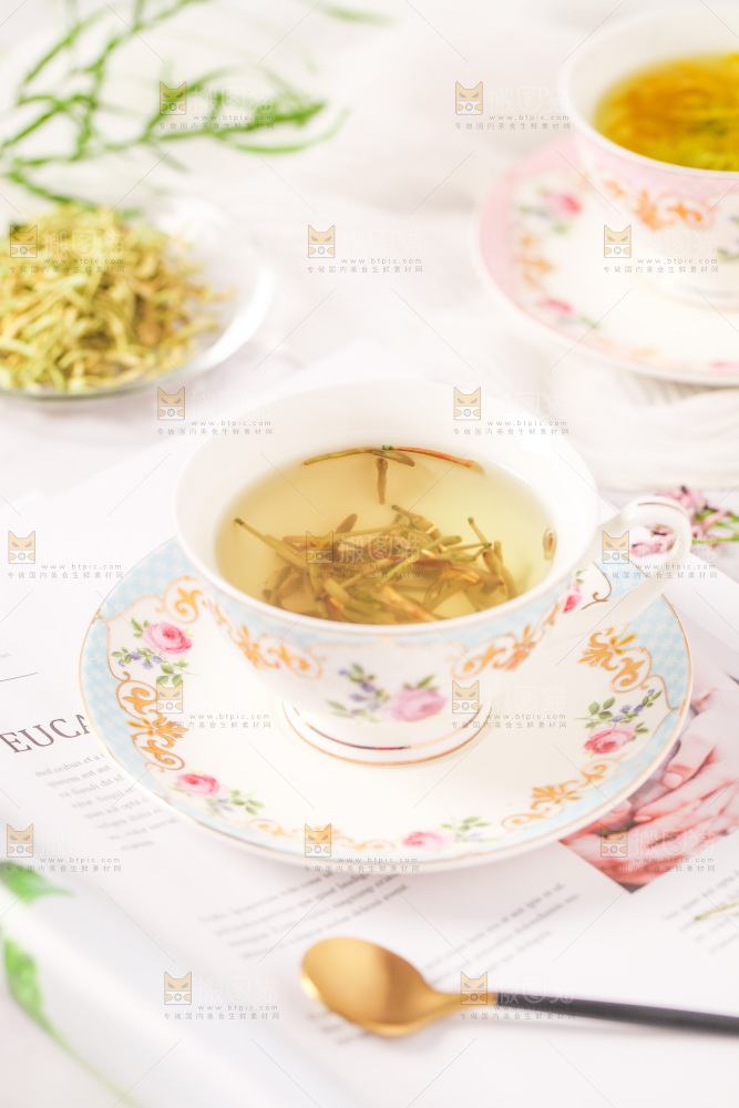 书上摆放着一杯金银花茶