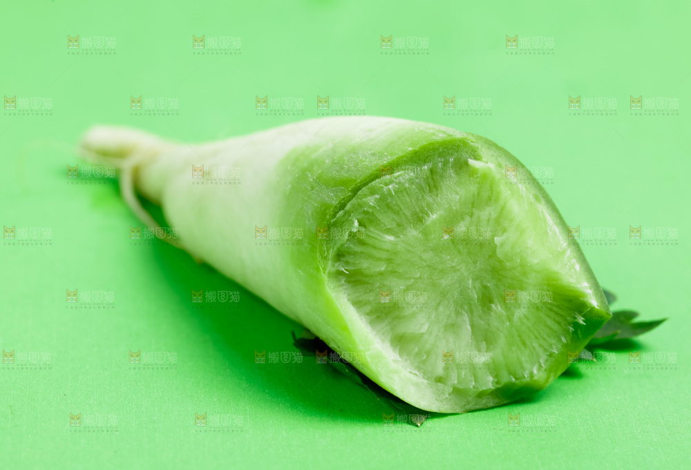 绿底上放着切开的青萝卜