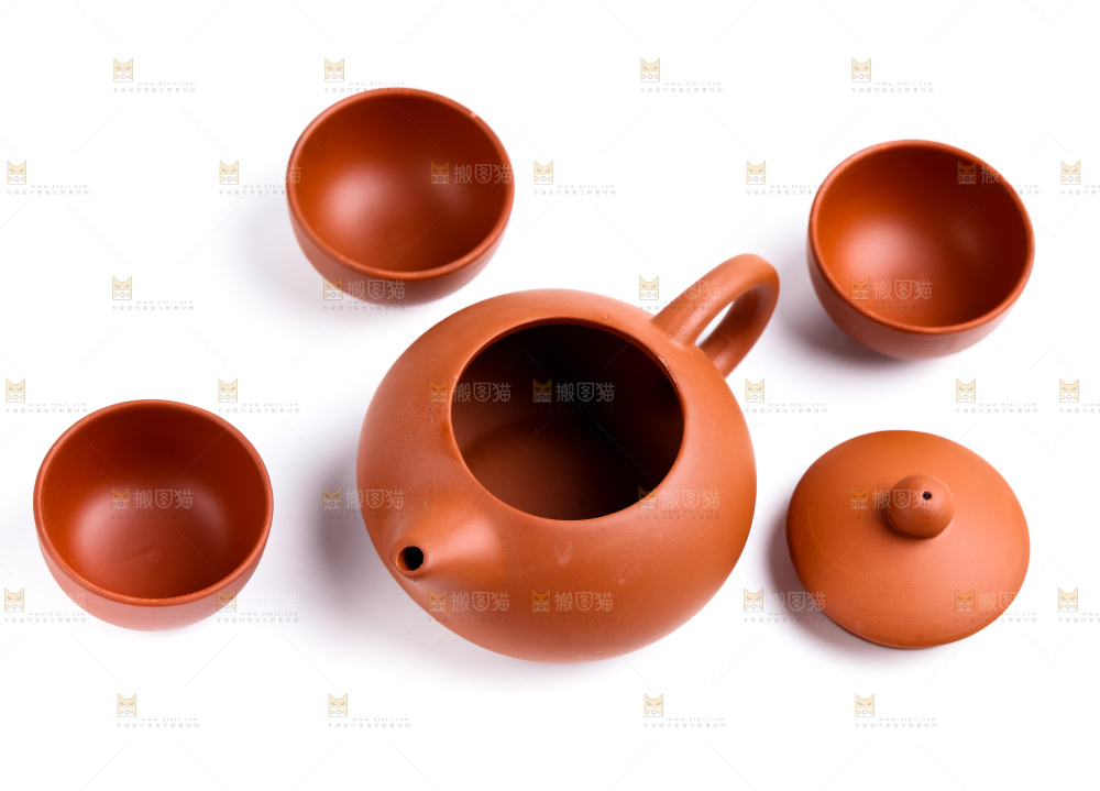 白底上放着陶瓷茶壶