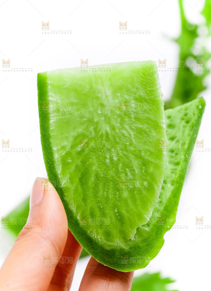 手上拿着削开皮的水果萝卜