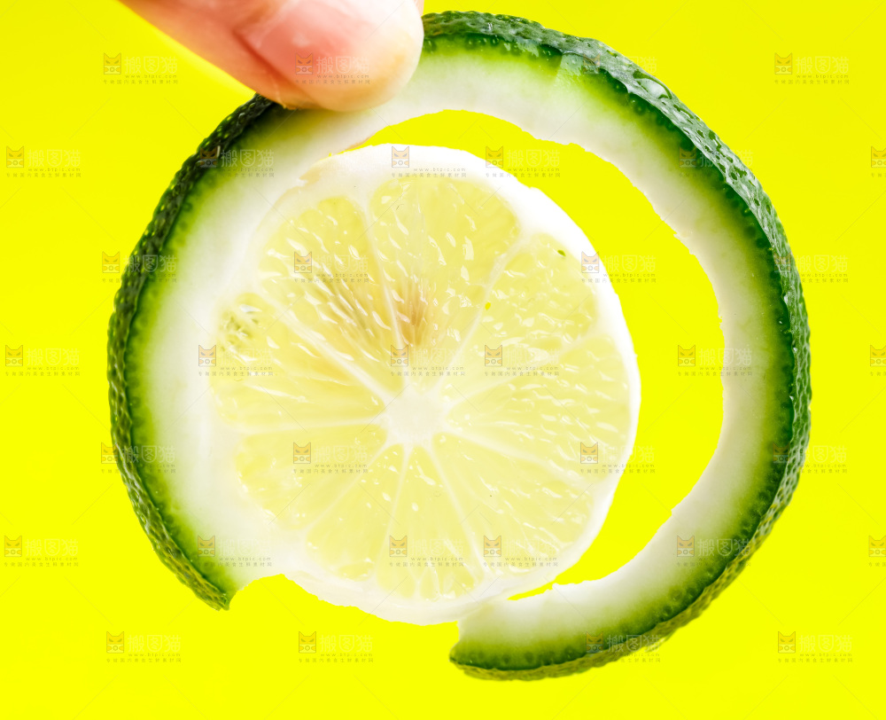 手上拿着挖出果肉的青柠檬薄片