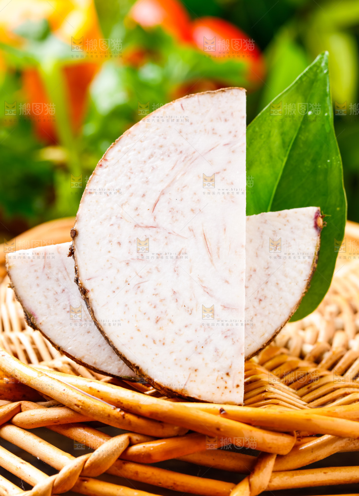 竹篮上放着芋头切块