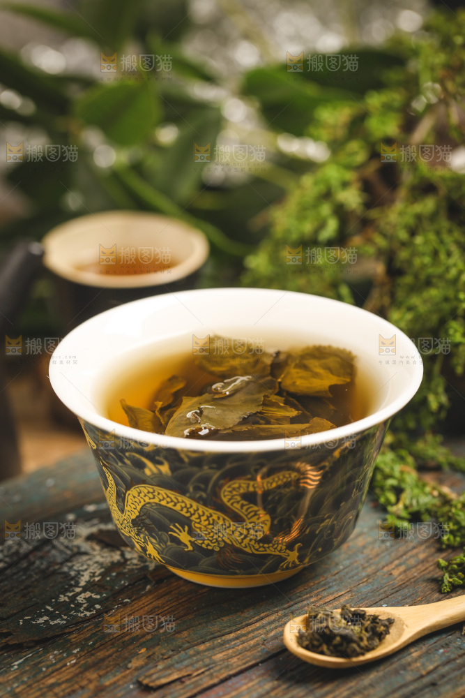 木底上放着一杯铁观音茶