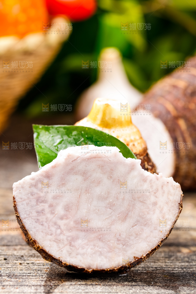 木底上放着一块芋头果肉