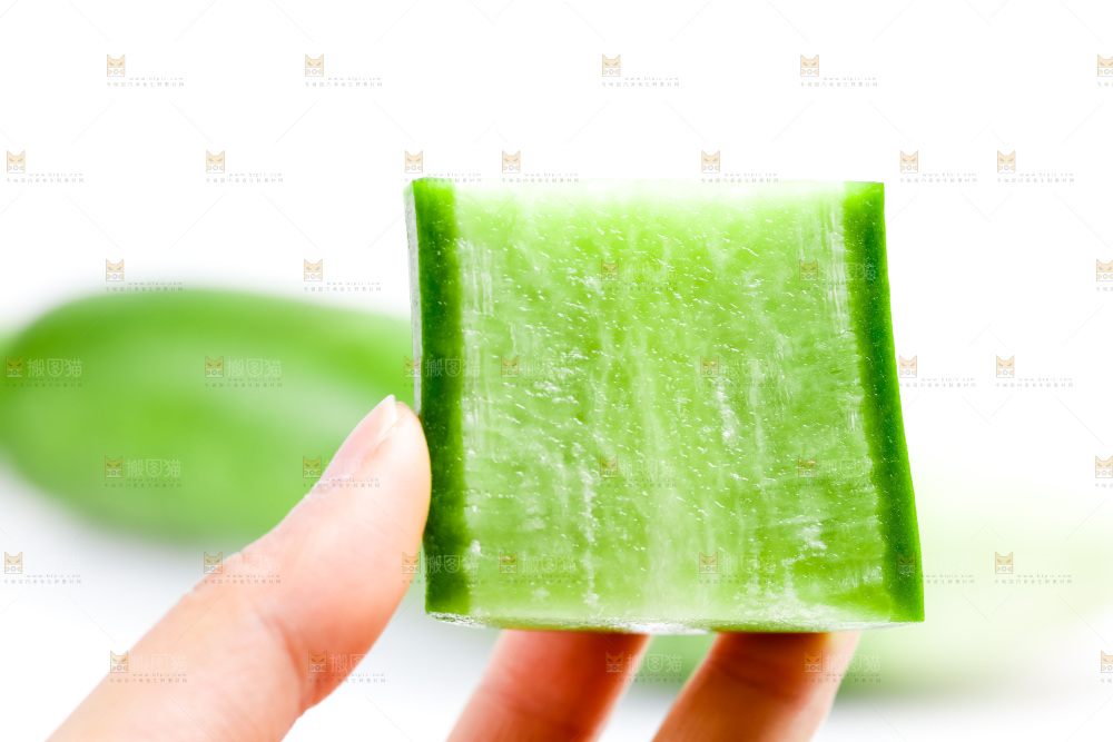 手上拿着切块的水果萝卜