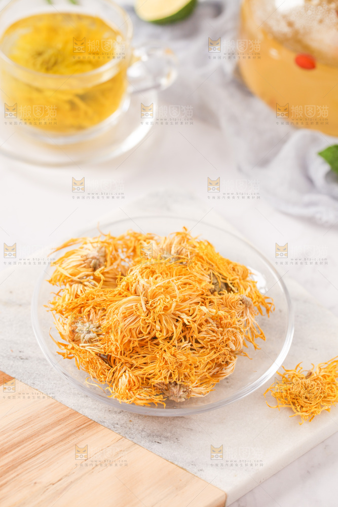 白底上放着一盘金丝皇菊